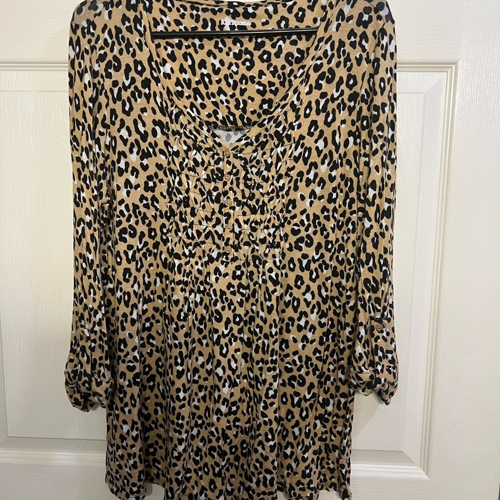 Cute tunic with gathering and 3/4 sleeves